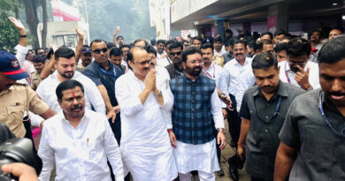 आगामी महापालिका निवडणुकीच्‍या तोंडावर सर्वच पक्षाकडून स्‍वबळाचा नारा दिला जात आहे. ही स्‍थिती पाहता राष्ट्रवादी काँग्रेस पार्टीने पिंपरी-चिंचवड मध्ये नवे राजकीय समिकरण साधले आहे. उपमुख्यमंत्री अजित पवार यांचा दोन दिवस शहरात दौरा निश्‍चित करण्यात आला. यामध्ये जनसंवाद आणि पिंपरी विधानसभा मतदारसंघातील १३ ठिकाणी थेट स्‍थानिक लोकप्रतिनिधी, पदाधिकारी आणि नागरिकांशी संपर्क साधून संवाद केला. कार्यकर्त्यांचा उत्‍साह वाढविण्याचा हा प्रयत्‍न असल्‍याची चर्चा आहे. यामुळे आगामी काळात शहरातील राजकीय समीकरणांवर या दौऱ्याचा परिणाम होईल का, याकडे सर्वांचे लक्ष लागले आहे.