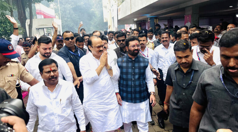 आगामी महापालिका निवडणुकीच्‍या तोंडावर सर्वच पक्षाकडून स्‍वबळाचा नारा दिला जात आहे. ही स्‍थिती पाहता राष्ट्रवादी काँग्रेस पार्टीने पिंपरी-चिंचवड मध्ये नवे राजकीय समिकरण साधले आहे. उपमुख्यमंत्री अजित पवार यांचा दोन दिवस शहरात दौरा निश्‍चित करण्यात आला. यामध्ये जनसंवाद आणि पिंपरी विधानसभा मतदारसंघातील १३ ठिकाणी थेट स्‍थानिक लोकप्रतिनिधी, पदाधिकारी आणि नागरिकांशी संपर्क साधून संवाद केला. कार्यकर्त्यांचा उत्‍साह वाढविण्याचा हा प्रयत्‍न असल्‍याची चर्चा आहे. यामुळे आगामी काळात शहरातील राजकीय समीकरणांवर या दौऱ्याचा परिणाम होईल का, याकडे सर्वांचे लक्ष लागले आहे.