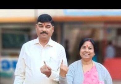 राष्ट्रवादीच्या उमेदवार नंदिनी धेंडे व डॉ. सिद्धार्थ धेंडे यांनी बजावला मतदानाचा हक्क