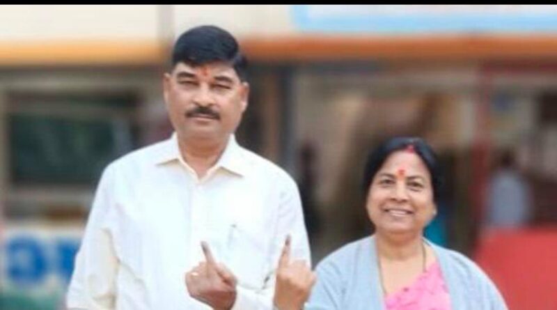 राष्ट्रवादीच्या उमेदवार नंदिनी धेंडे व डॉ. सिद्धार्थ धेंडे यांनी बजावला मतदानाचा हक्क