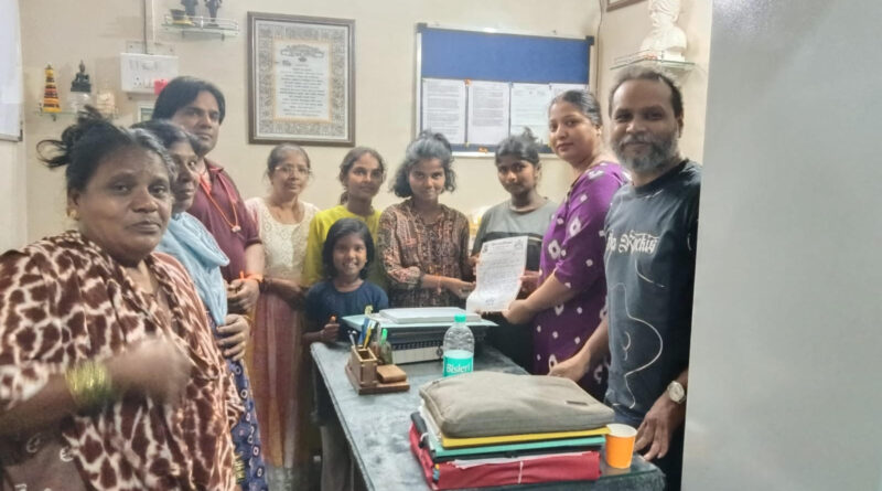 नागपूर चाळीतील चार विद्यार्थिनींना मिळाले शैक्षणिक पालकत्व